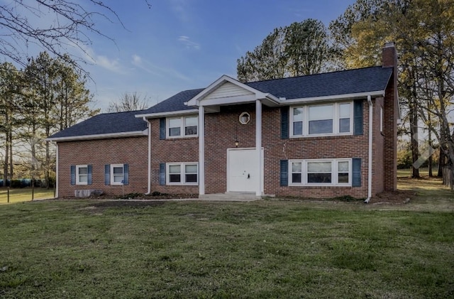 split foyer home featuring a front lawn