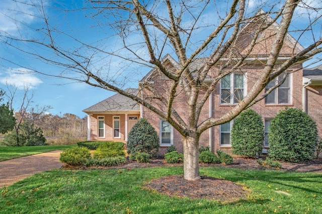 view of front of house featuring a front lawn