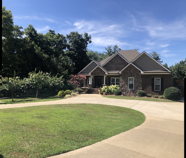 view of front of home featuring a front yard