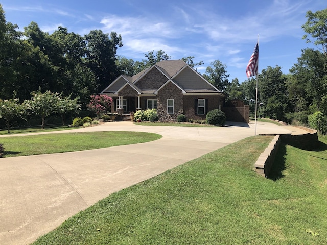 view of front of property featuring a front yard