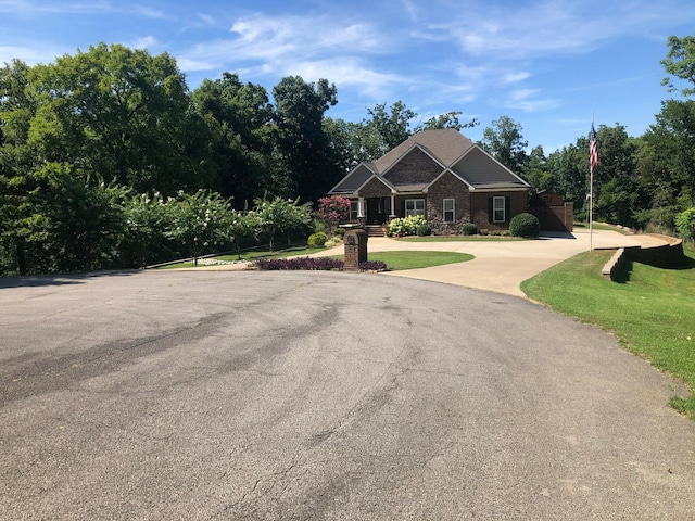 craftsman house with a front lawn