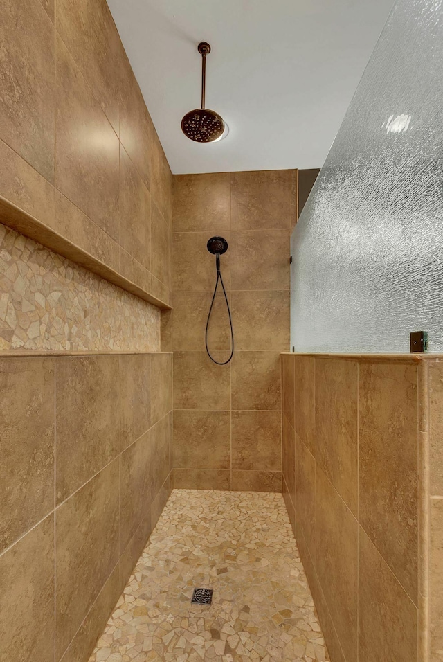 bathroom featuring tiled shower