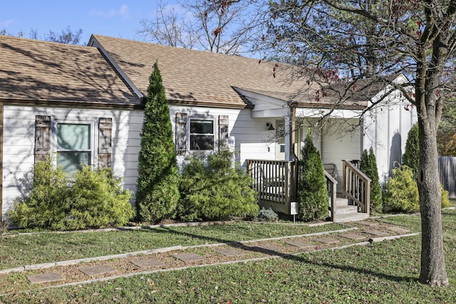 view of front of home featuring a front yard