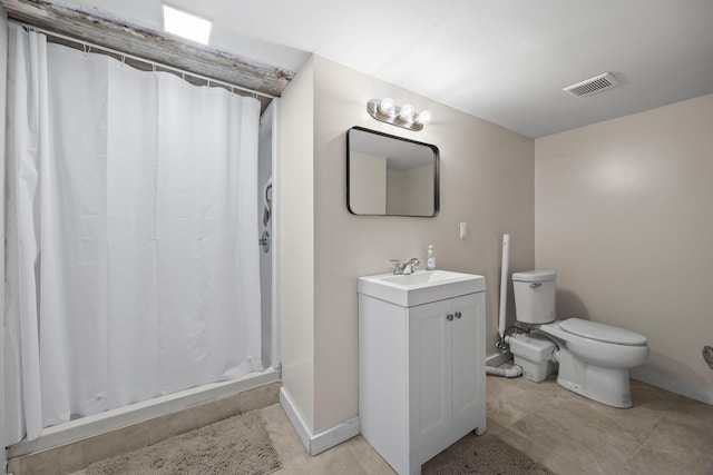 bathroom with a shower with curtain, vanity, and toilet