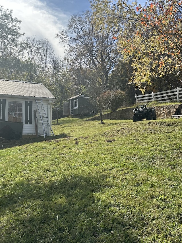 view of yard with an outbuilding