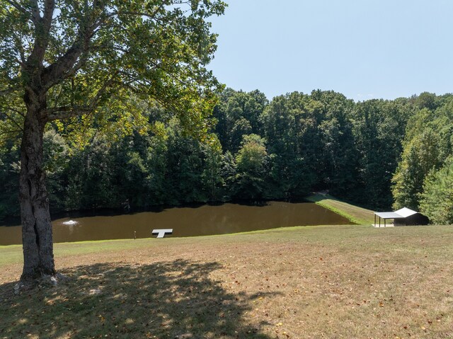 view of yard featuring a water view