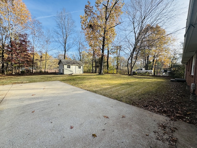 view of yard with an outbuilding