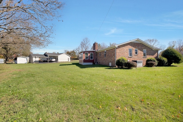 view of yard featuring a storage unit