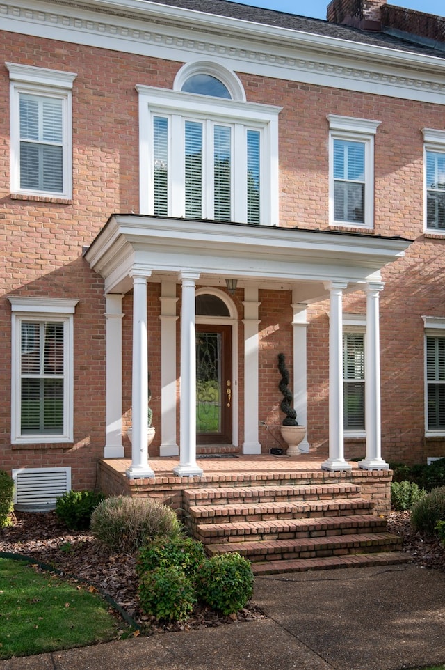 entrance to property featuring covered porch