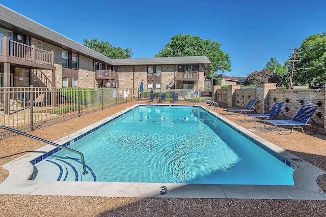 view of swimming pool