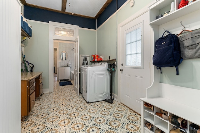 washroom featuring sink and washing machine and clothes dryer