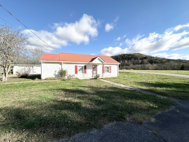 view of front of property featuring a front lawn