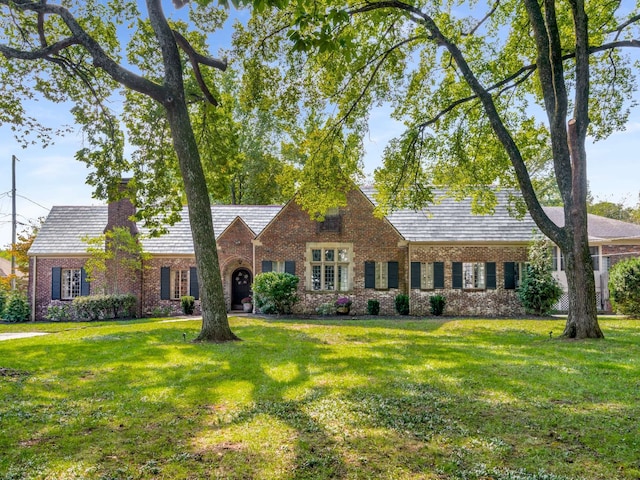 view of front facade with a front lawn