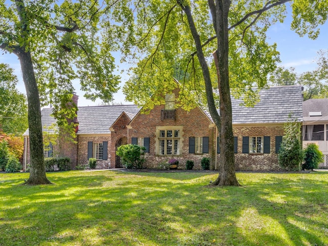 view of front of property with a front lawn