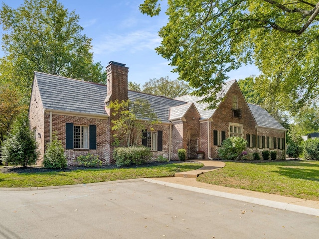 view of front of house featuring a front yard