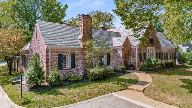 tudor house featuring a front lawn