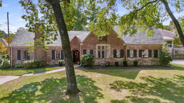 view of front of house featuring a front lawn