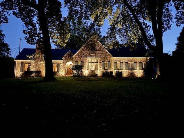 view of front of property with a front lawn