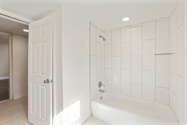 bathroom with tiled shower / bath