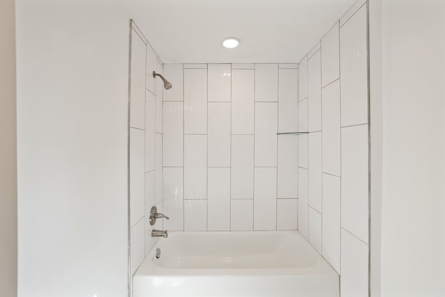 bathroom featuring tiled shower / bath