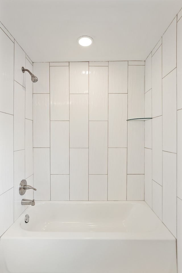 bathroom with tiled shower / bath