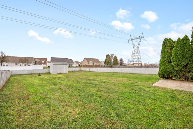 view of yard featuring a shed