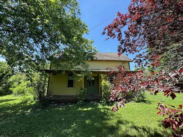 view of front of home with a front lawn