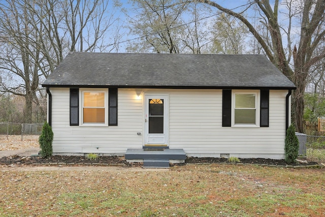 view of front facade featuring a front lawn