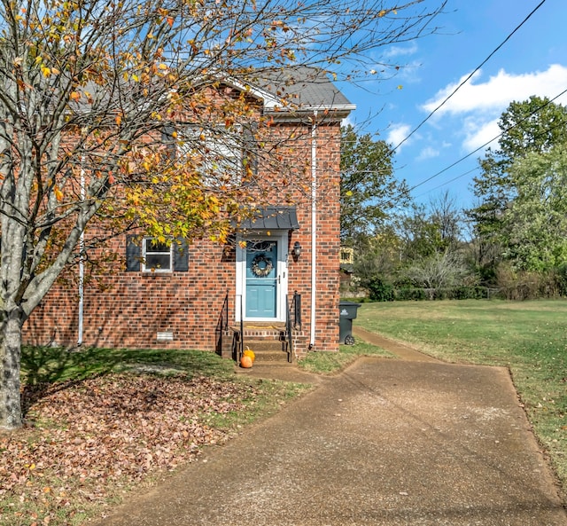 view of front of home featuring a front yard