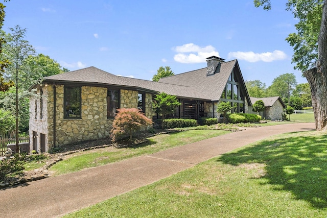 view of front of property with a front yard