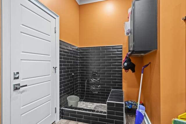 bathroom featuring a tile shower