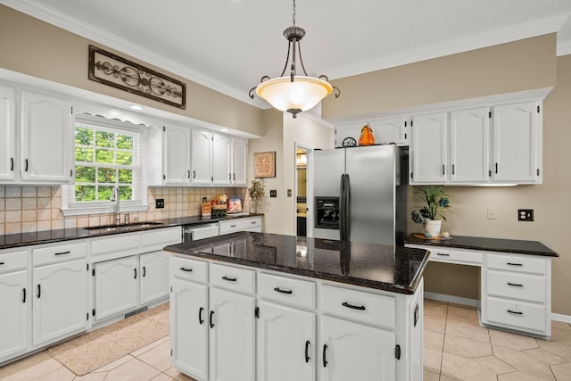 kitchen with white cabinets, hanging light fixtures, sink, appliances with stainless steel finishes, and a kitchen island