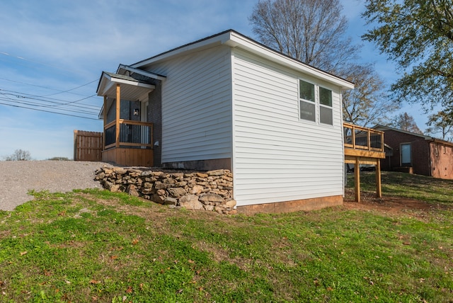 view of side of property featuring a lawn