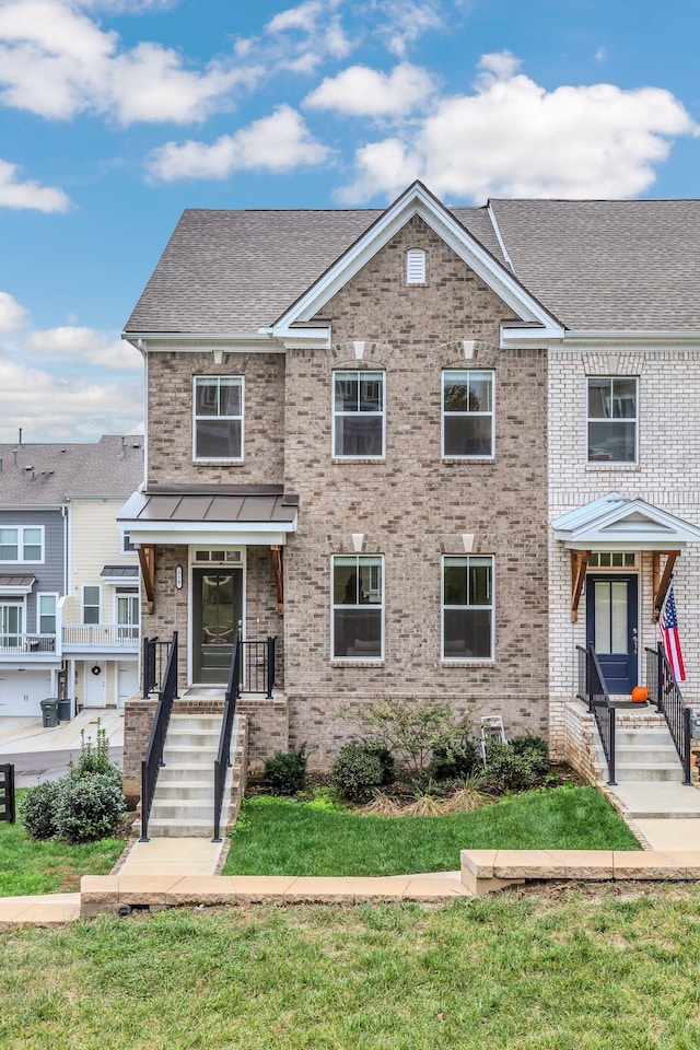 multi unit property featuring a front lawn