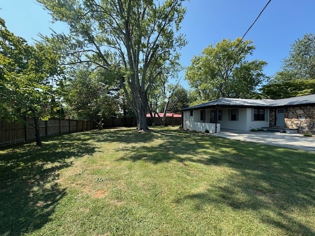 view of yard featuring a patio