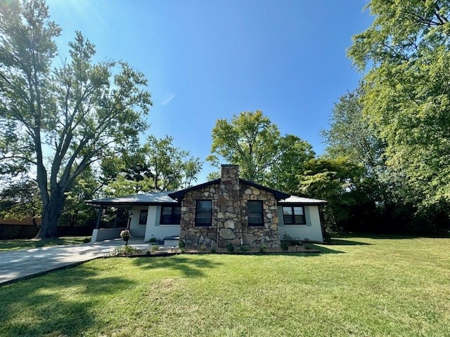 view of front facade with a front lawn and a carport