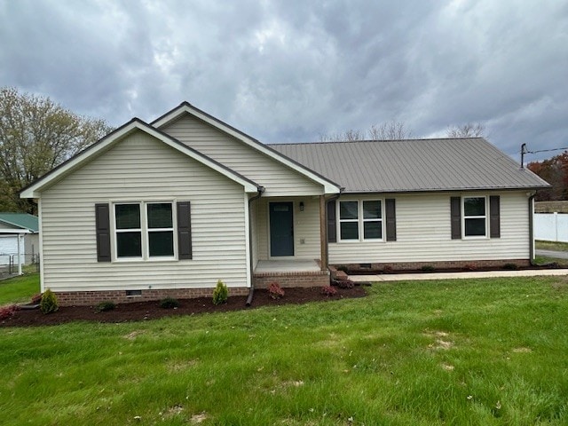 single story home with a front lawn