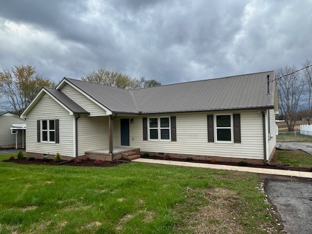 single story home featuring a front lawn