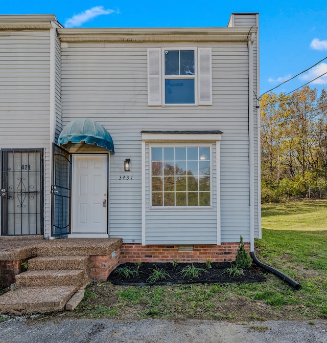 view of front of home featuring a front lawn