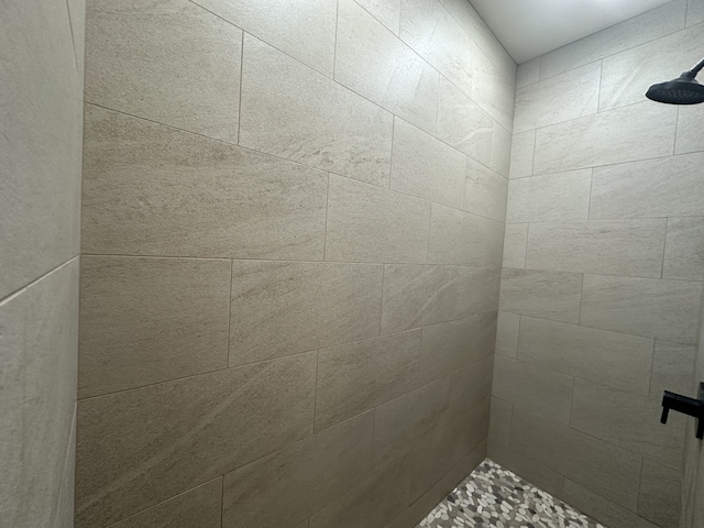 bathroom featuring tiled shower