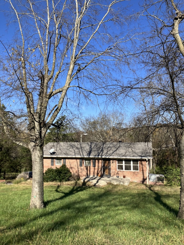 view of front of house with a front lawn