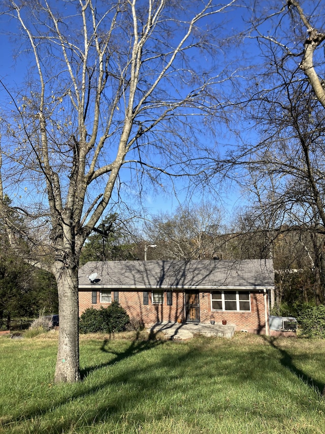 ranch-style house featuring a front yard