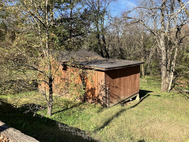 view of outdoor structure featuring a yard