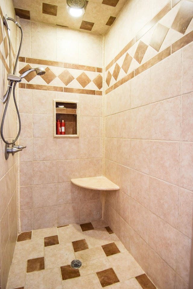 bathroom featuring a tile shower