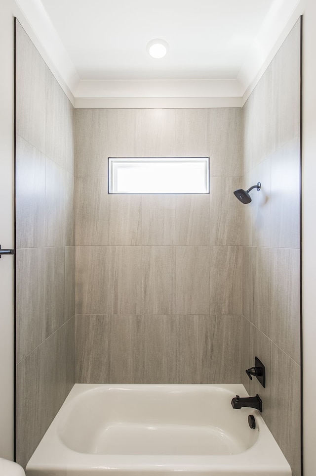 bathroom featuring tiled shower / bath