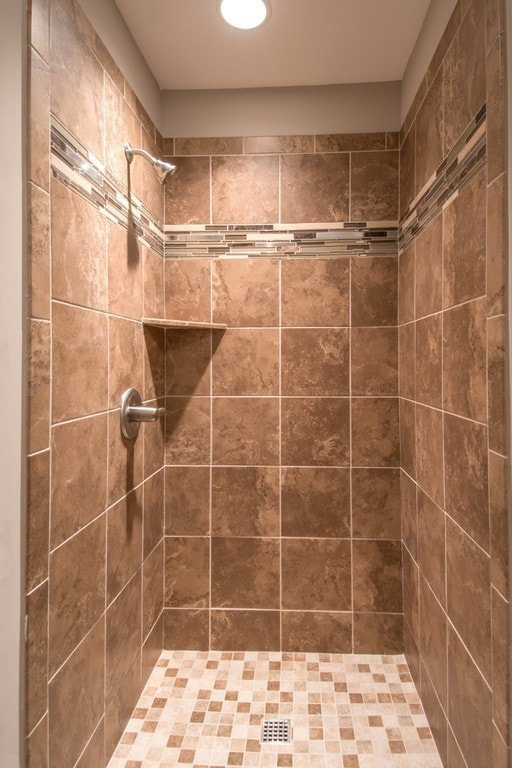 bathroom featuring a tile shower