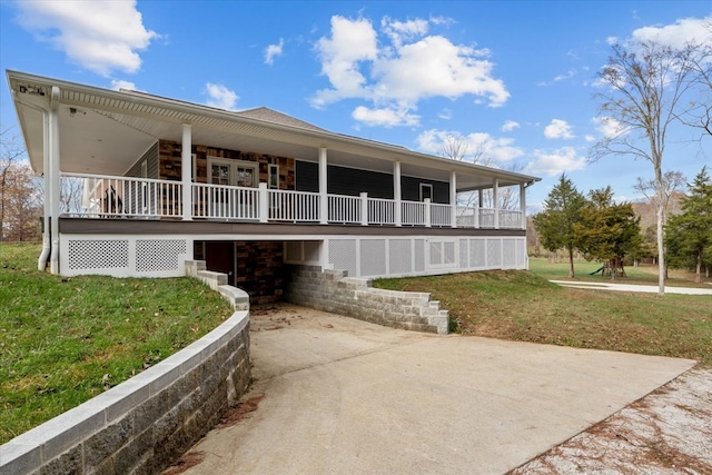 view of front of property featuring a front yard