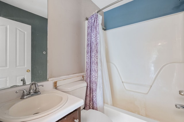 full bathroom featuring shower / tub combo with curtain, vanity, and toilet