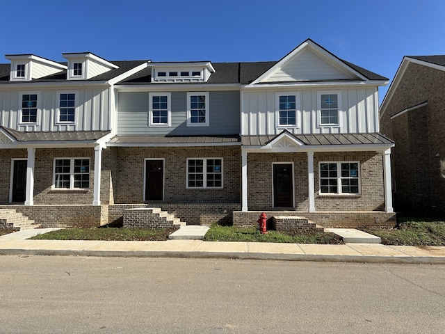 view of front of property featuring a porch