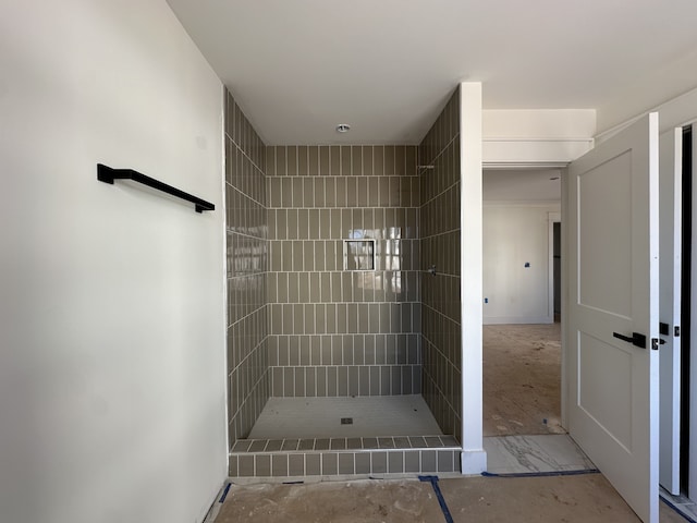 bathroom featuring tiled shower